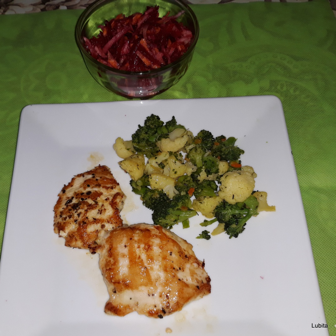 Pui la gratar cu garnitura de brocoli si conopida