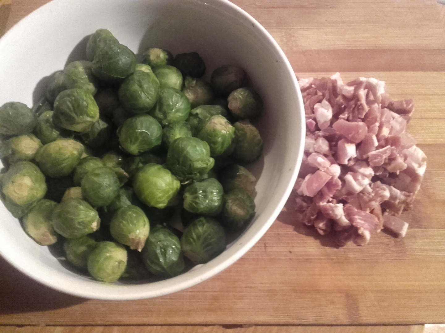 Pui dulce-acrisor pe pat de varza de bruxelles