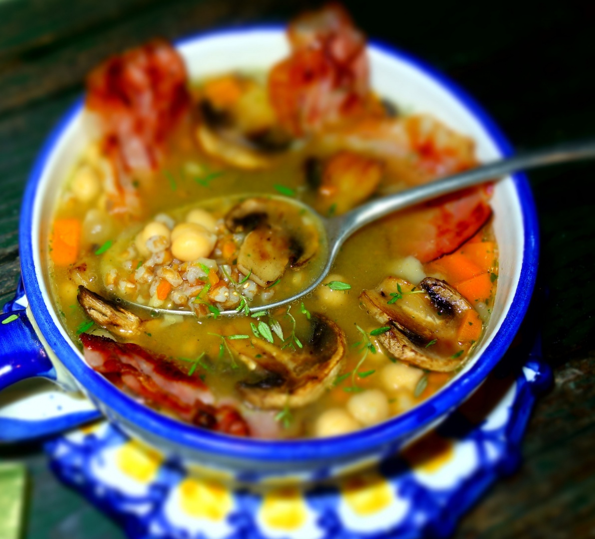 Supa de arpacas, naut, ciuperci, cu bacon crocant