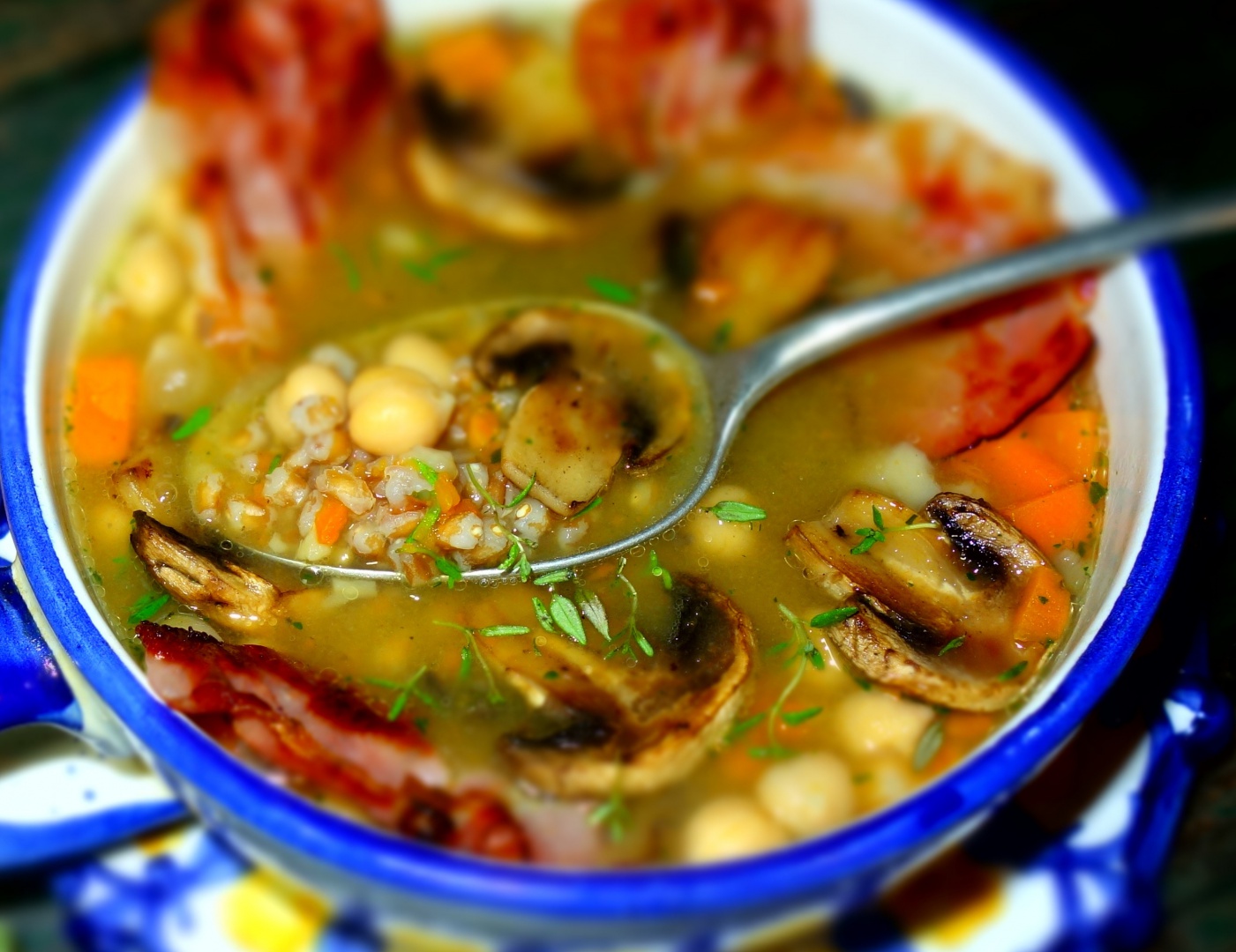 Supa de arpacas, naut, ciuperci, cu bacon crocant