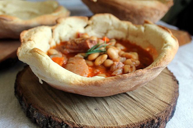 Ciorba de fasole cu ciolan servita in paine