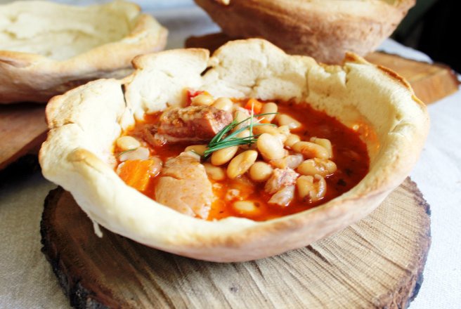 Ciorba de fasole cu ciolan servita in paine