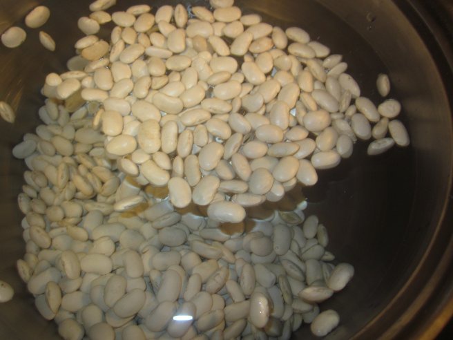 Ciorba de fasole cu ciolan servita in paine