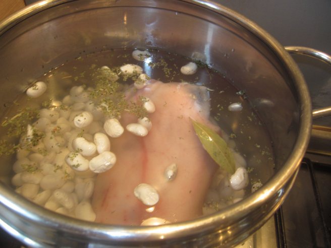 Ciorba de fasole cu ciolan servita in paine