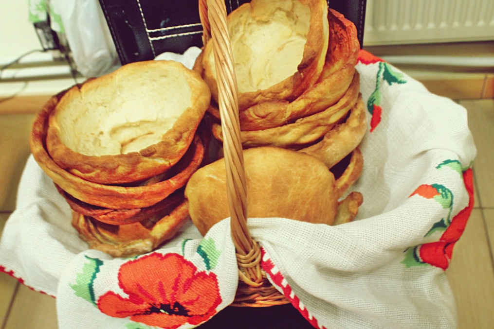 Ciorba de fasole cu ciolan servita in paine