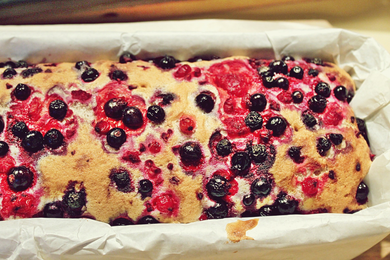 Chec din albusuri cu pudra de roscove si fructe de padure