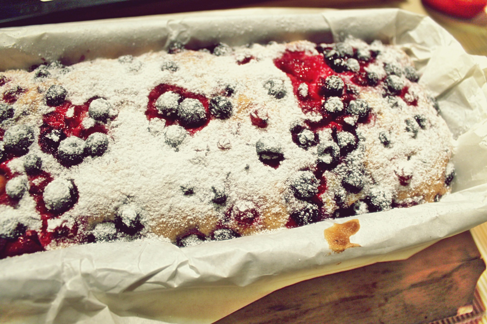 Chec din albusuri cu pudra de roscove si fructe de padure