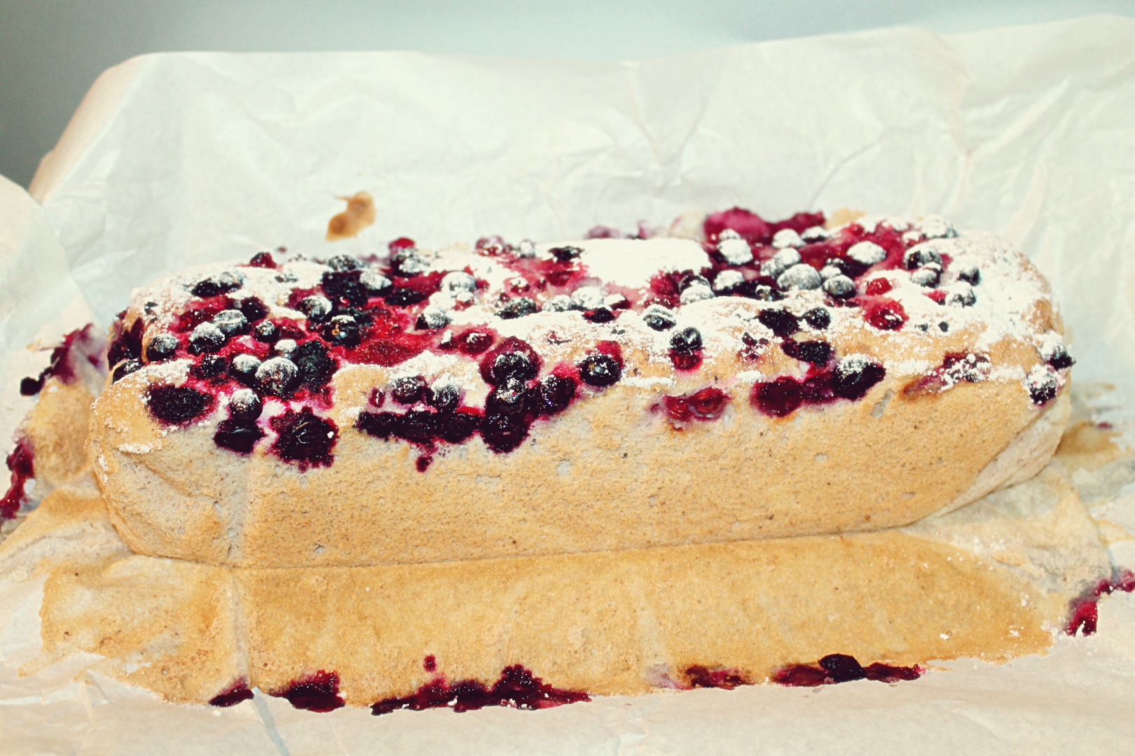 Chec din albusuri cu pudra de roscove si fructe de padure