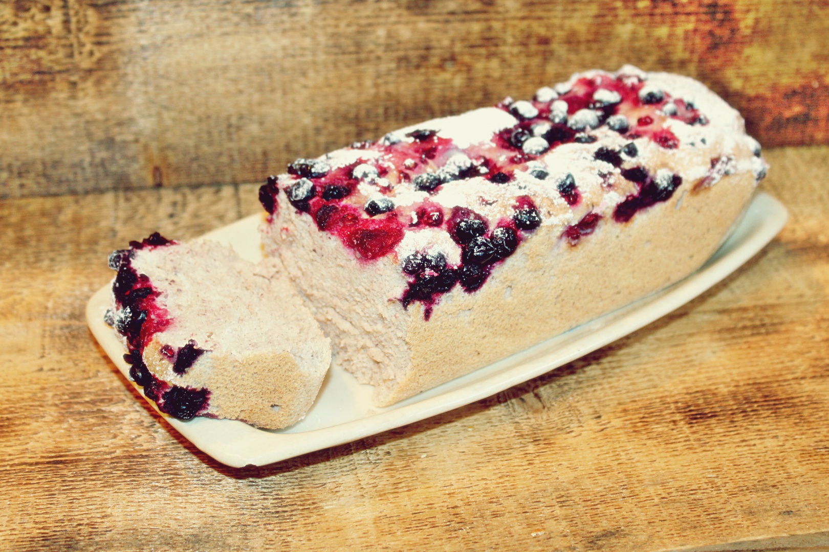 Chec din albusuri cu pudra de roscove si fructe de padure