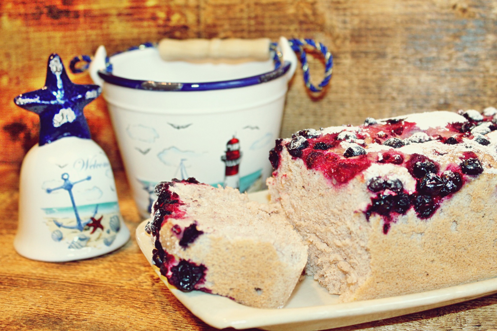 Chec din albusuri cu pudra de roscove si fructe de padure