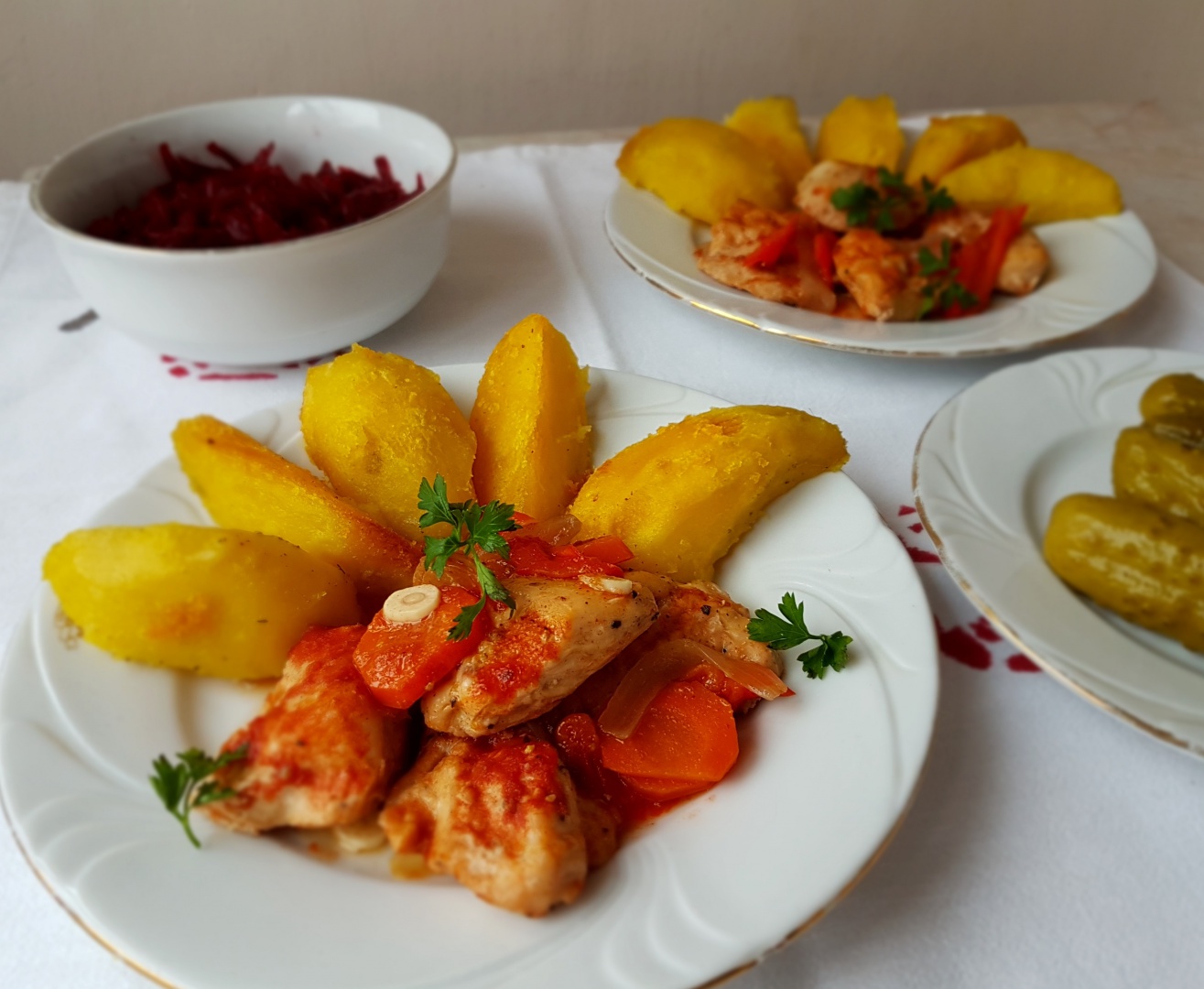 Friptura de curcan cu legume si sos de rosii