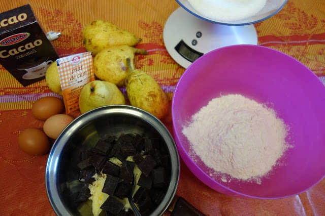 Brownies cu pere in sos de vin