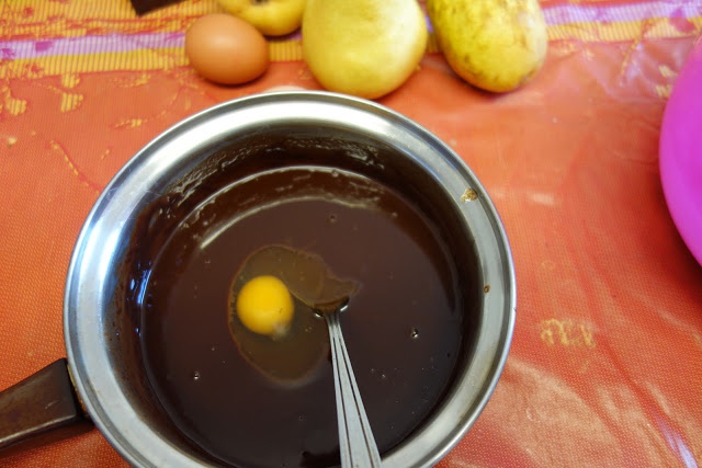 Brownies cu pere in sos de vin