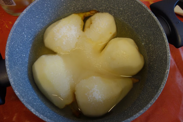 Brownies cu pere in sos de vin