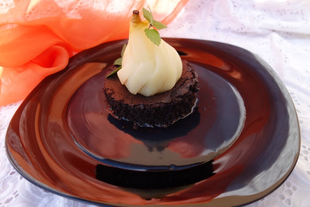 Brownies cu pere in sos de vin