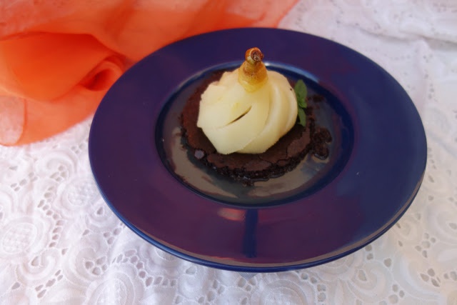 Brownies cu pere in sos de vin