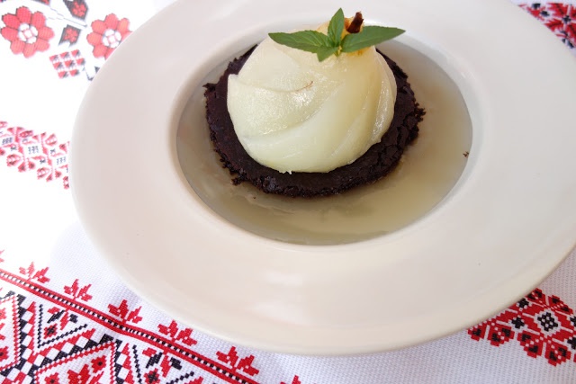 Brownies cu pere in sos de vin