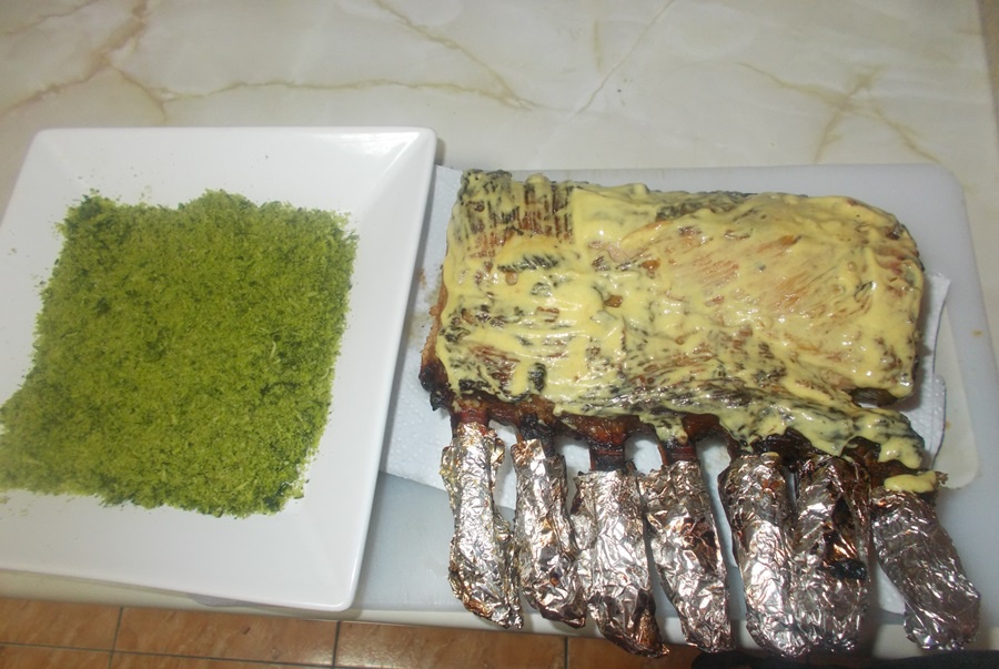 Cotlet de porc in crusta de cascaval cu patrunjel verde cu garnitura de piure de conopida