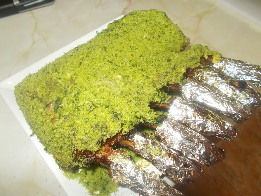 Cotlet de porc in crusta de cascaval cu patrunjel verde cu garnitura de piure de conopida