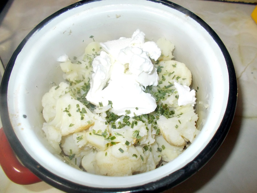 Cotlet de porc in crusta de cascaval cu patrunjel verde cu garnitura de piure de conopida