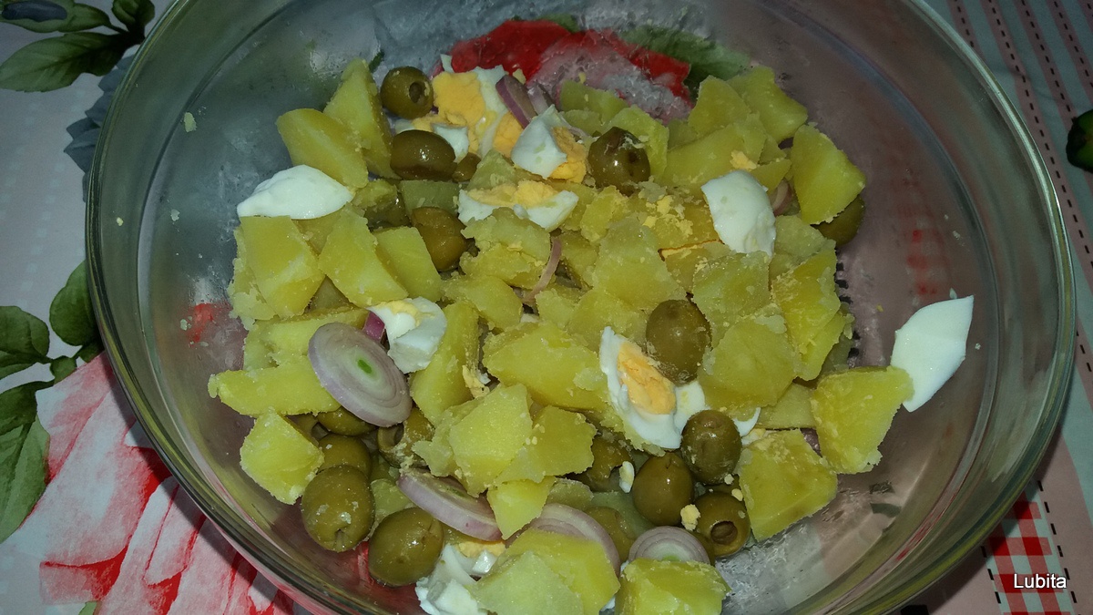 Salata de cartofi cu sos de avocado