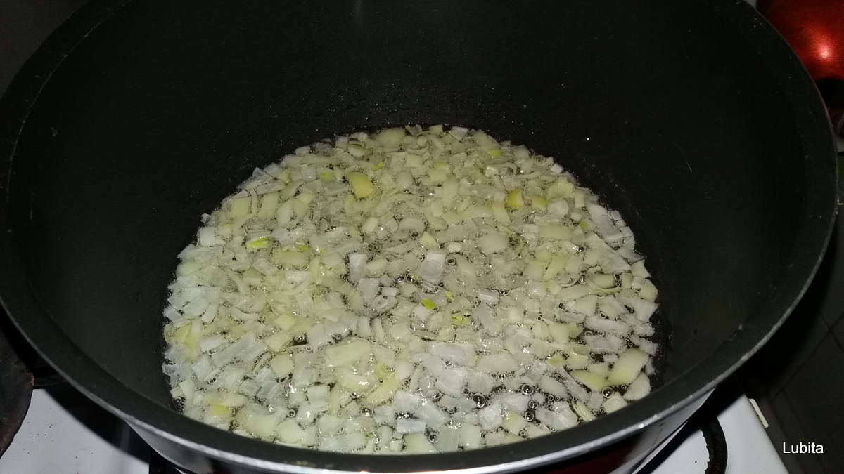 Varza calita cu carnati de casa