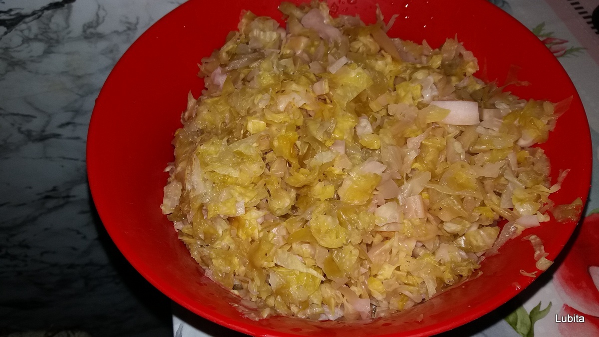 Varza calita cu carnati de casa