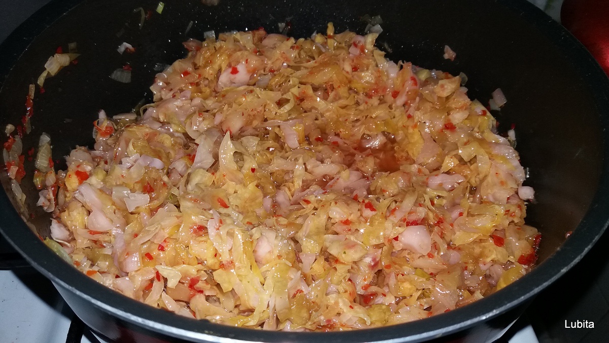 Varza calita cu carnati de casa