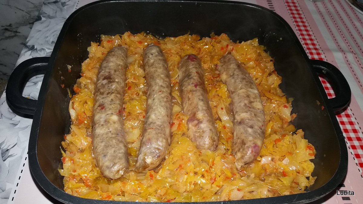 Varza calita cu carnati de casa