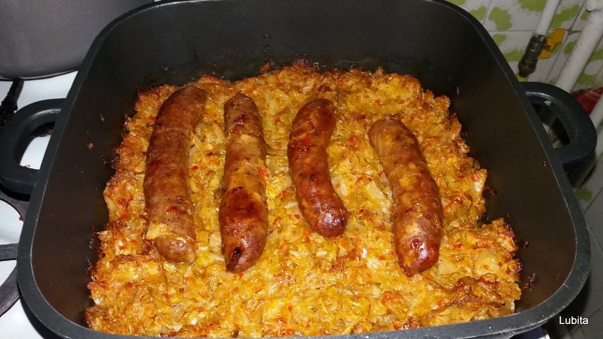 Varza calita cu carnati de casa