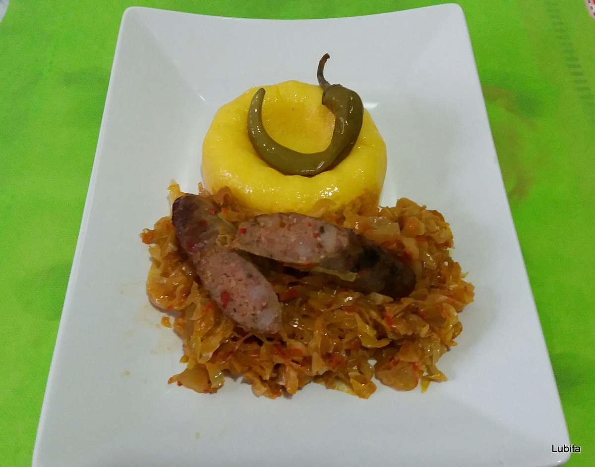 Varza calita cu carnati de casa