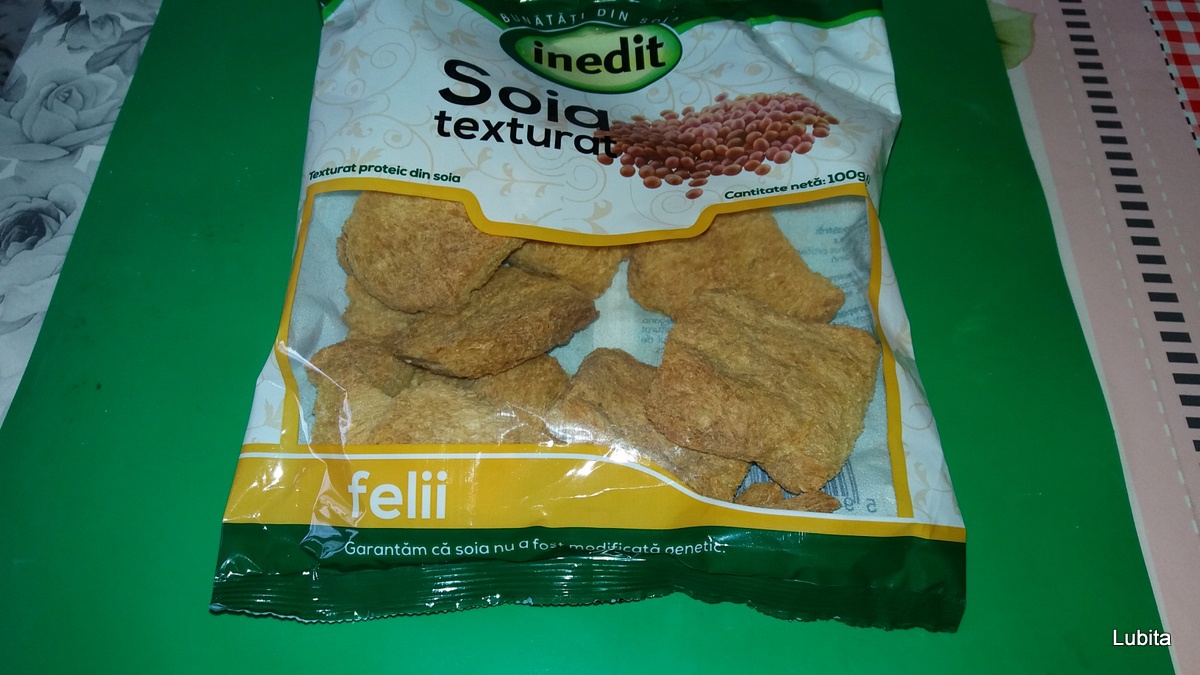 Snitele de soia cu piure de cartofi albi si mov