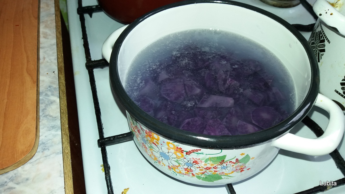 Snitele de soia cu piure de cartofi albi si mov