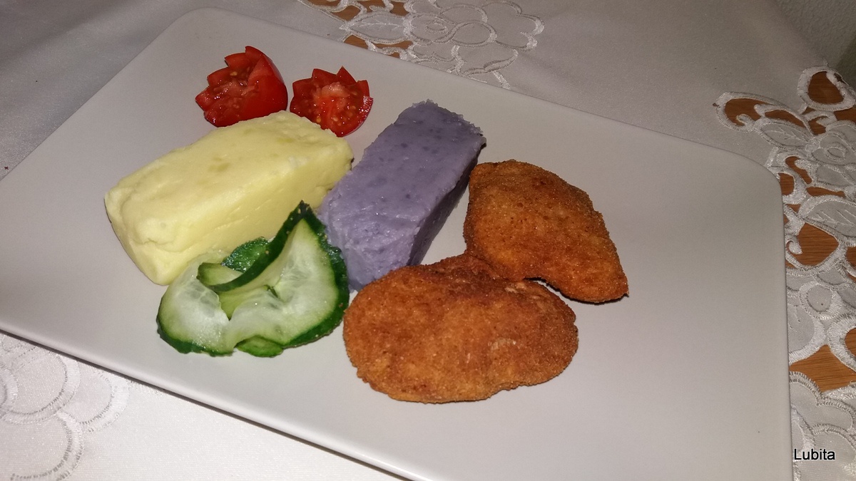 Snitele de soia cu piure de cartofi albi si mov