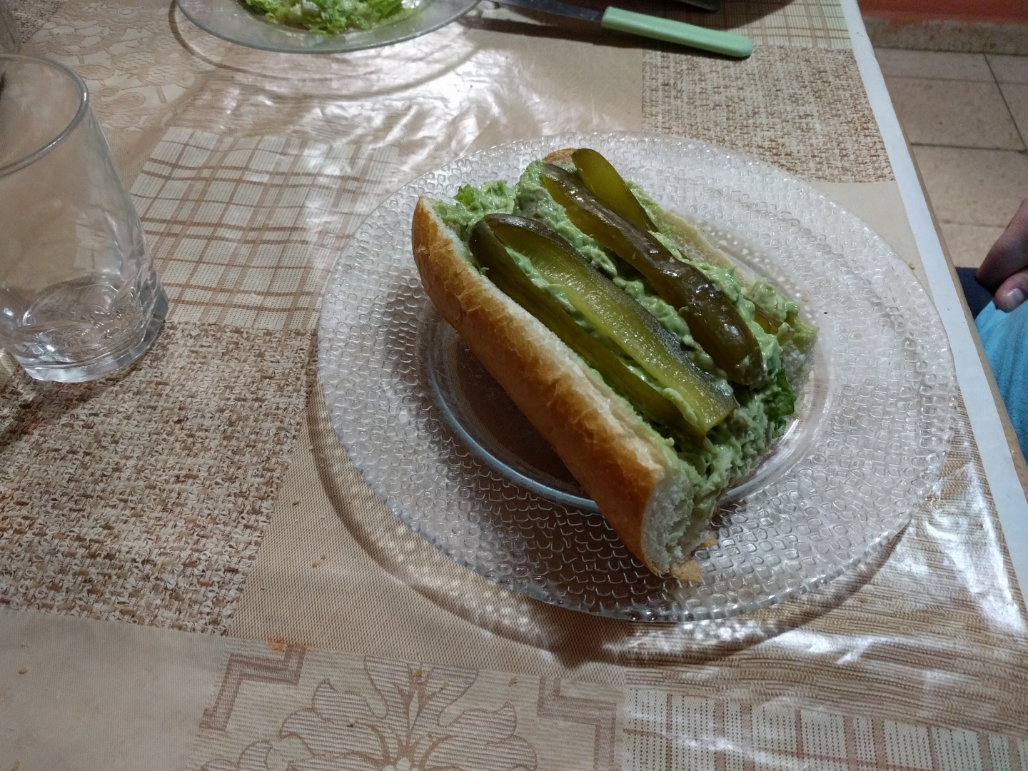 Sandwich cu piept de pui si sos de avocado