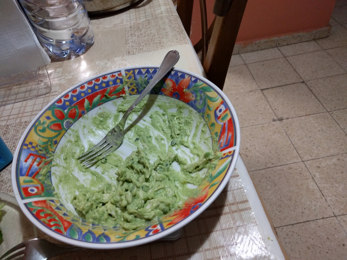 Sandwich cu piept de pui si sos de avocado