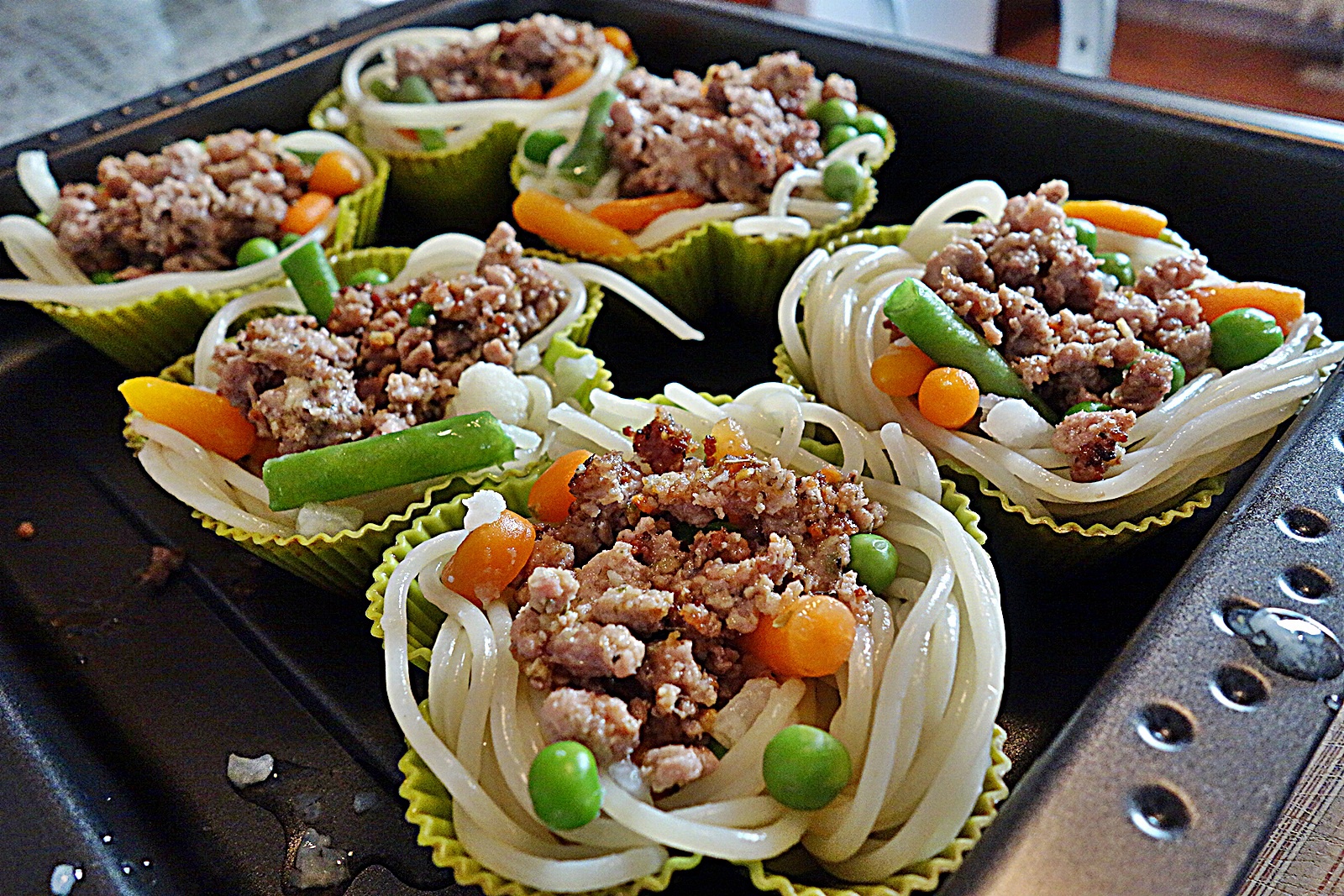 Cosulete din spaghete cu legume si carne tocata in sos de patrunjel