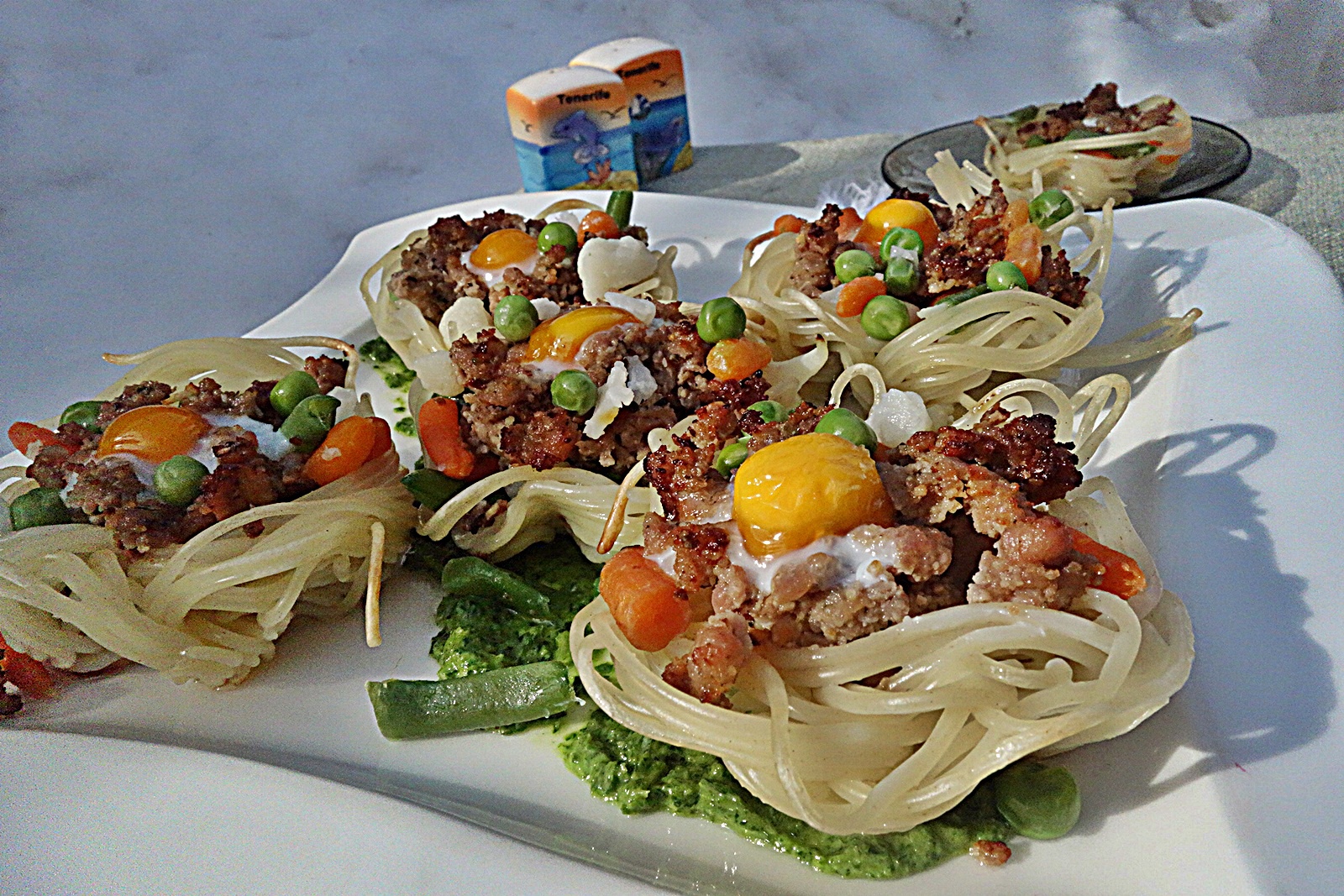 Cosulete din spaghete cu legume si carne tocata in sos de patrunjel