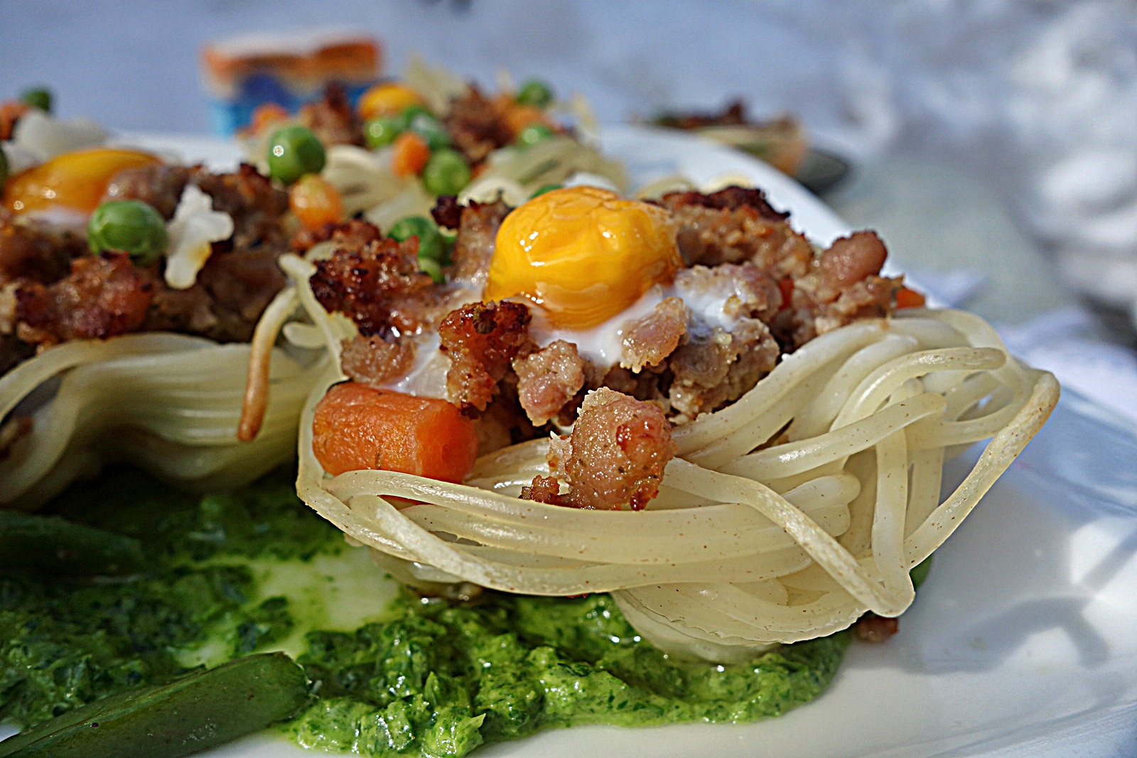 Cosulete din spaghete cu legume si carne tocata in sos de patrunjel