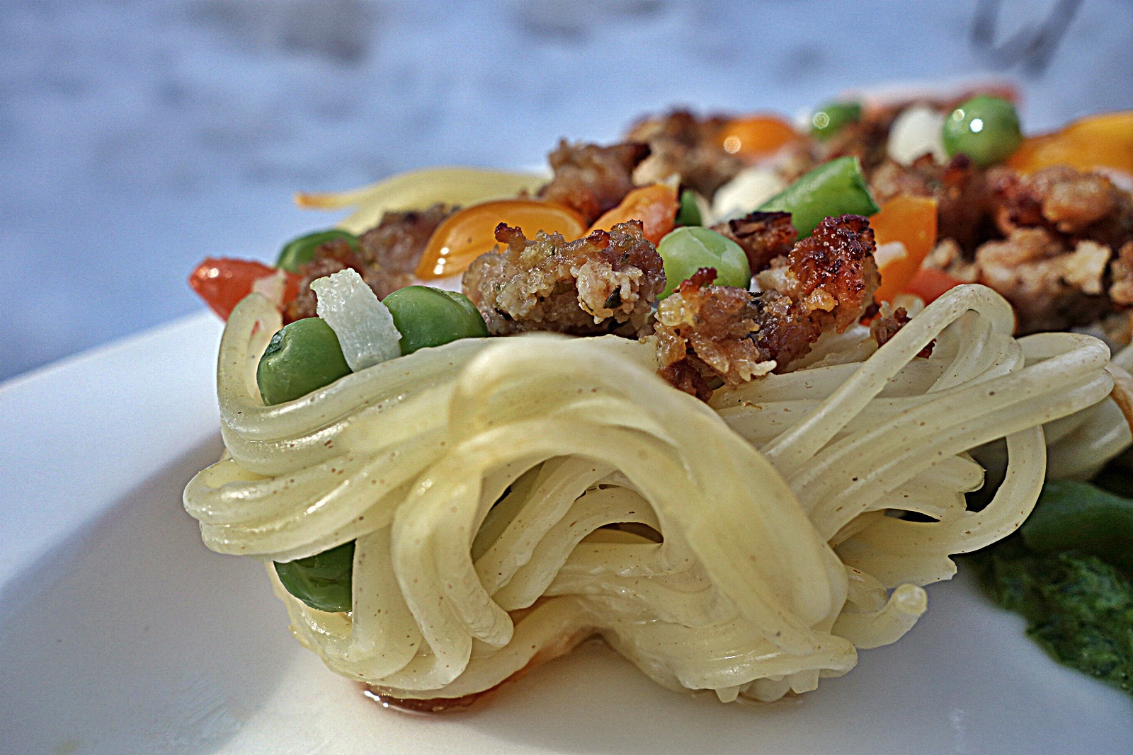 Cosulete din spaghete cu legume si carne tocata in sos de patrunjel