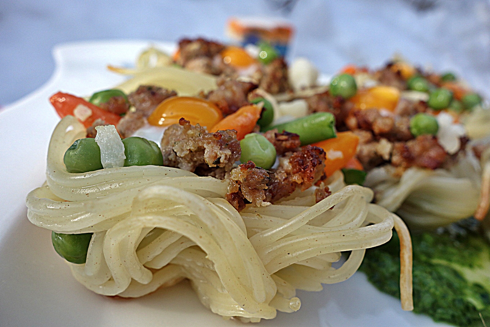 Cosulete din spaghete cu legume si carne tocata in sos de patrunjel
