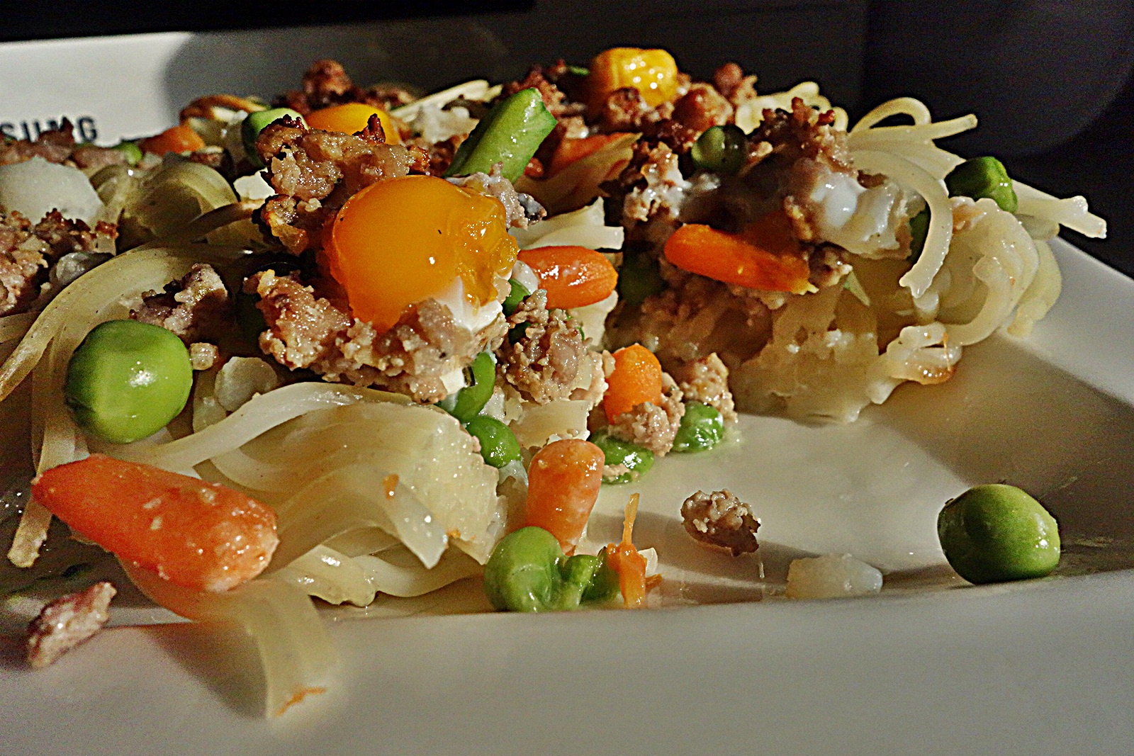 Cosulete din spaghete cu legume si carne tocata in sos de patrunjel