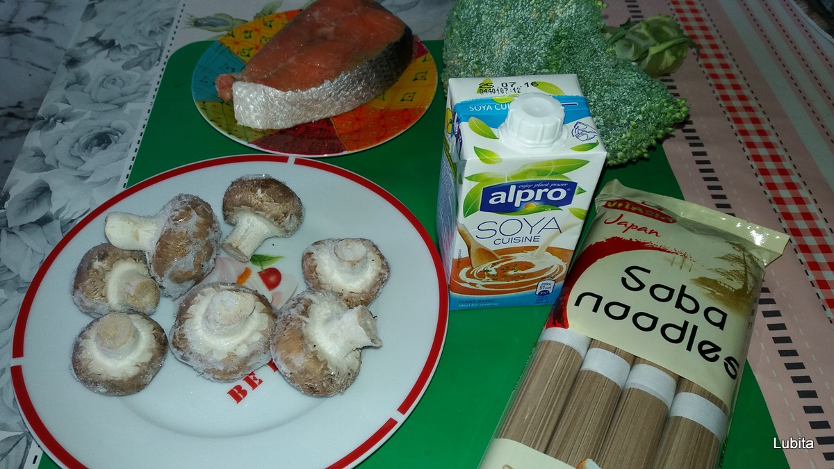 Somon cu brocoli, sos de ciuperci si paste cu hrisca