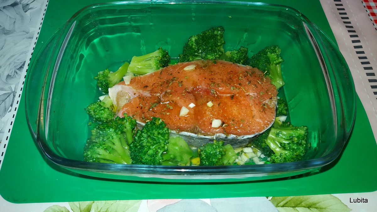 Somon cu brocoli, sos de ciuperci si paste cu hrisca