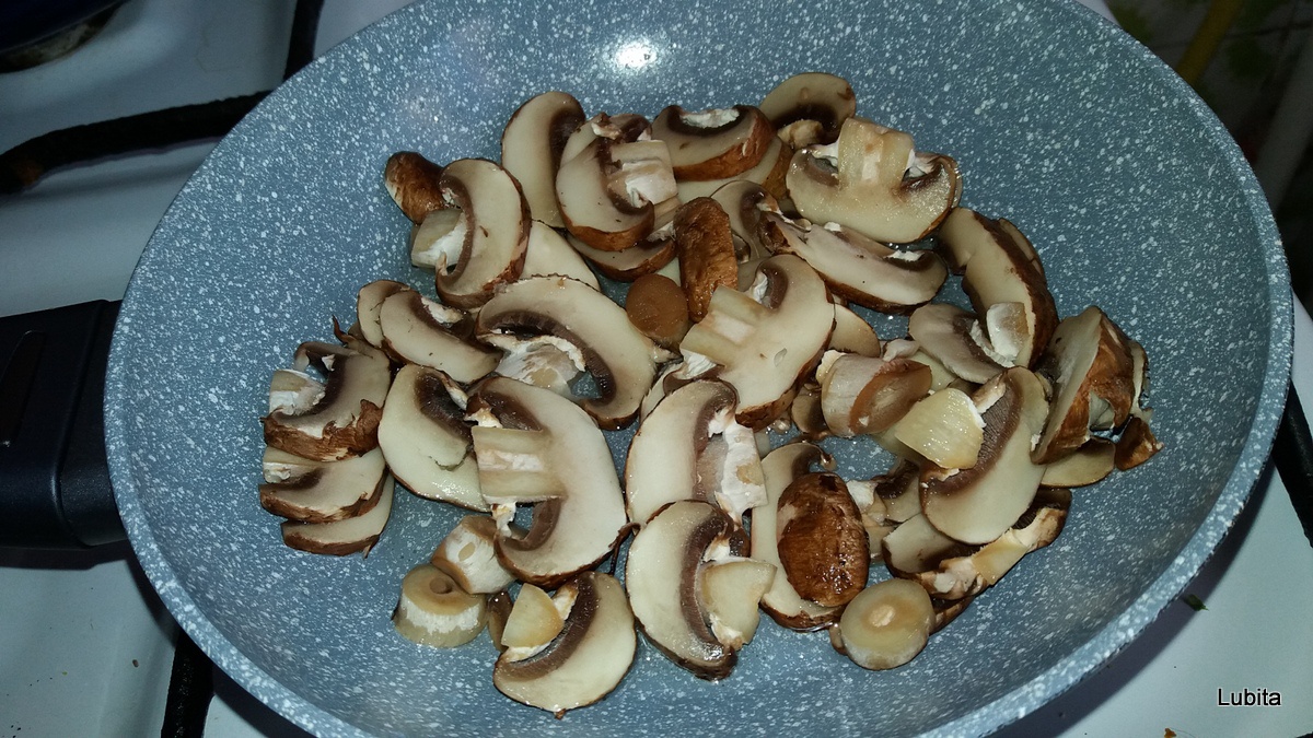 Somon cu brocoli, sos de ciuperci si paste cu hrisca