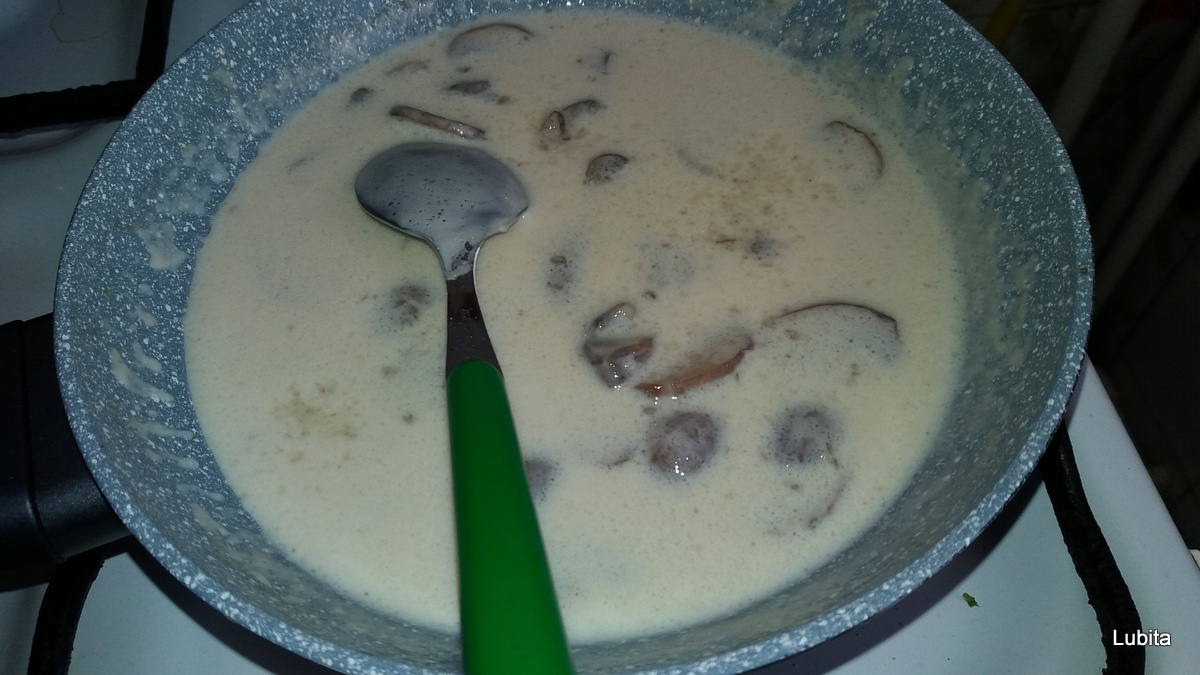 Somon cu brocoli, sos de ciuperci si paste cu hrisca