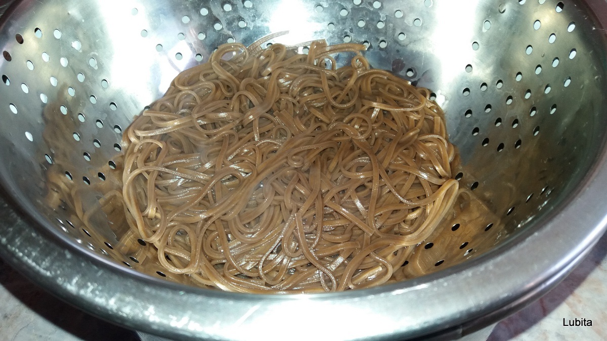 Somon cu brocoli, sos de ciuperci si paste cu hrisca