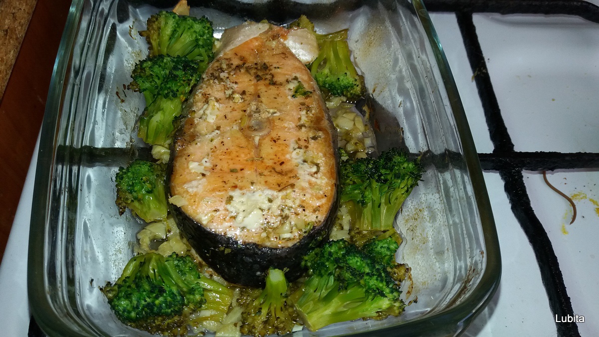 Somon cu brocoli, sos de ciuperci si paste cu hrisca