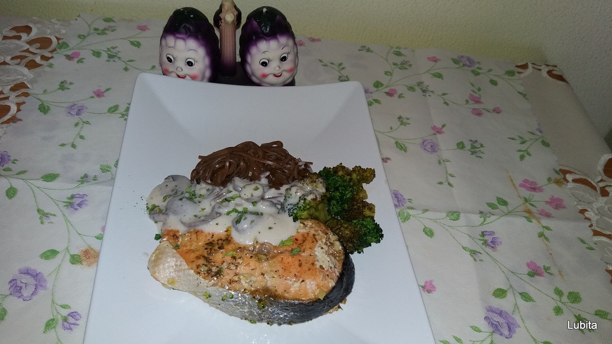Somon cu brocoli, sos de ciuperci si paste cu hrisca