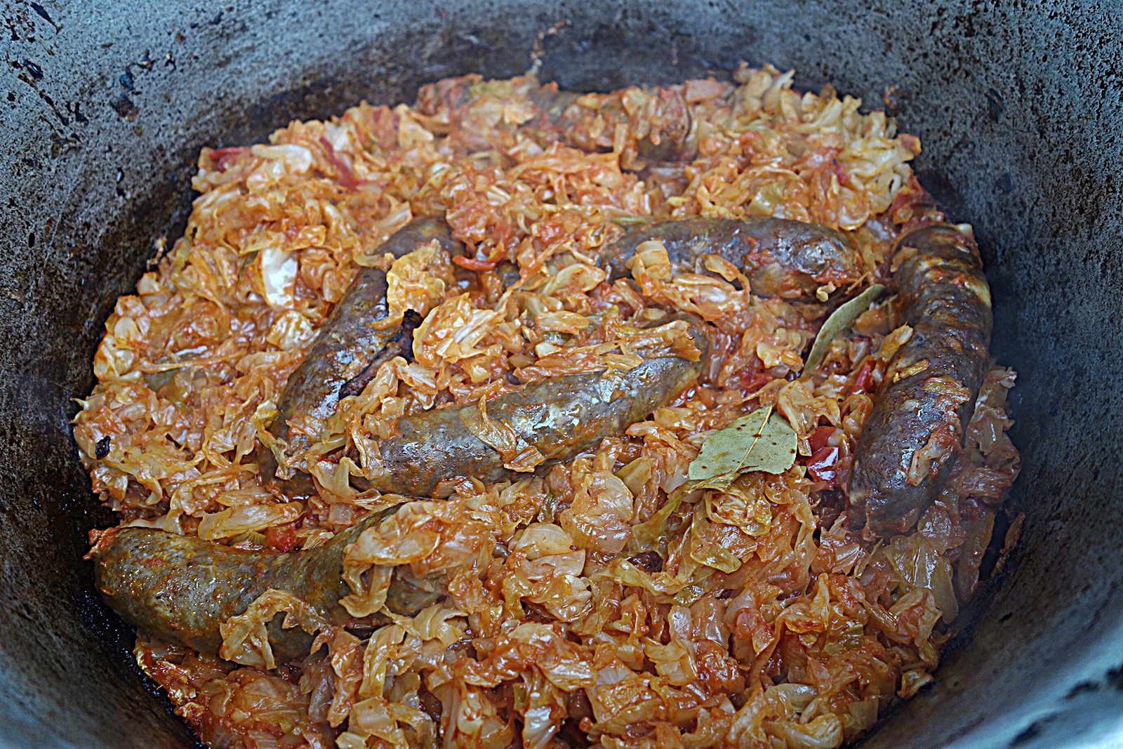 Varza murata cu carnati de porc de casa, la cuptor